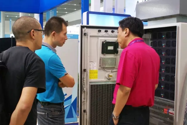 恩億梯銷售人員向客戶介紹產(chǎn)品細(xì)節(jié) 恩億梯銷售人員向客戶介紹產(chǎn)品細(xì)節(jié)