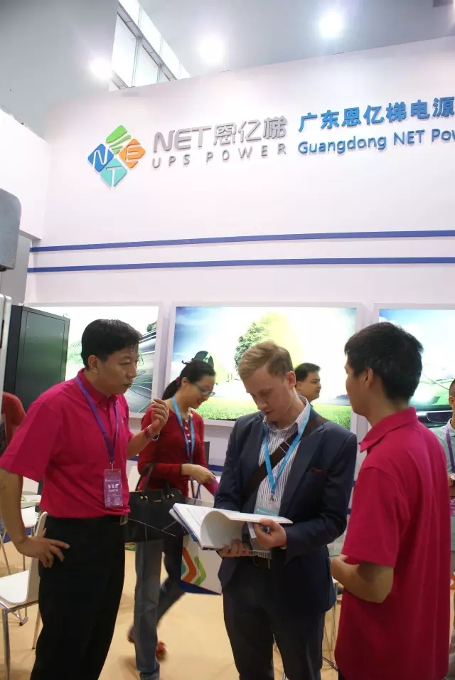 恩億梯銷售人員接待國外客戶 恩億梯銷售人員接待國外客戶